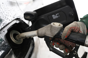 В Госдуме предложили разрешить общественному транспорту заправляться без очереди